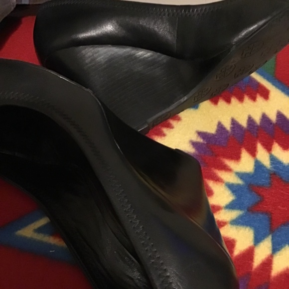 🔥SALE! TORY BURCH, SIZE 9 1/2 med, pre-owned , small lose insole on left shoe🔥 - Picture 6 of 10